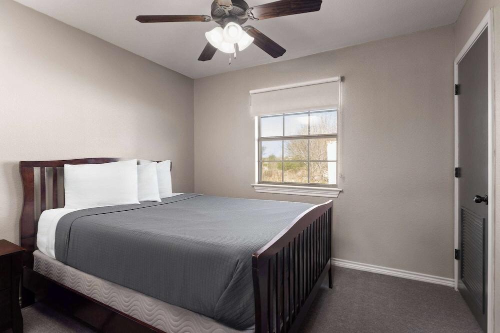 Eagle's Den Suites Kenedy a Travelodge by Wyndham