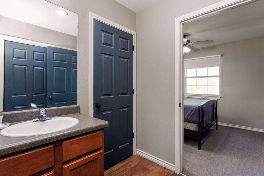 Eagle's Den Suites Kenedy a Travelodge by Wyndham