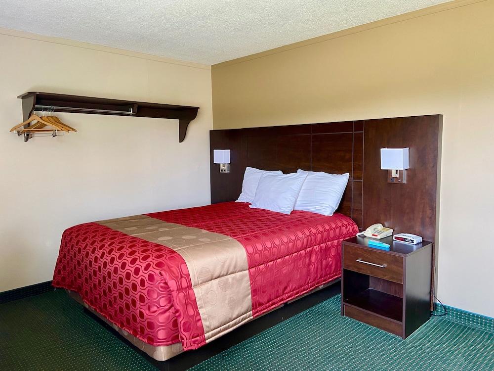 Colonial House Motor Inn