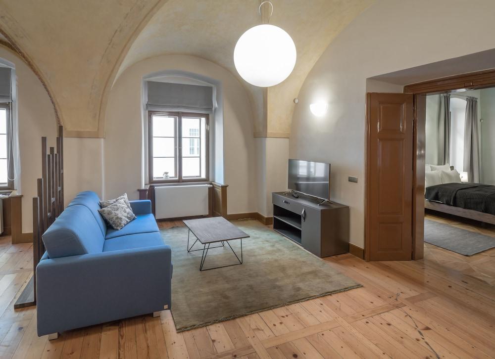 3 Epoques Apartments by Adrez Living