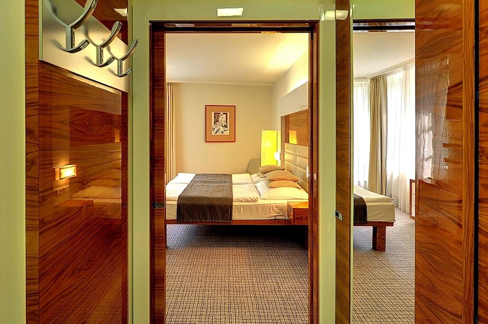 St. Joseph ROYAL REGENT