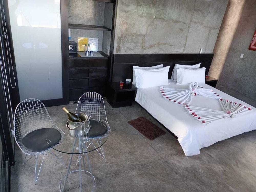 Vidasoul Hotel and Crossroads Country Club Restaurant