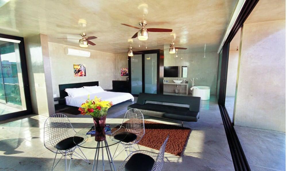 Vidasoul Hotel and Crossroads Country Club Restaurant