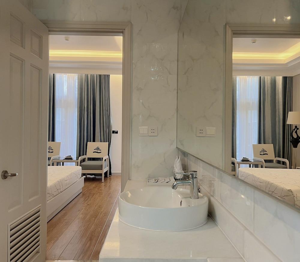 Carmelina Beach Resort