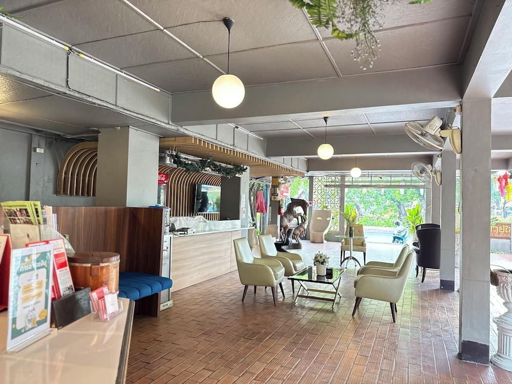 Collection O Khu Mueang near Tha Phae Gate (formerly Lai Thai Guesthouse)