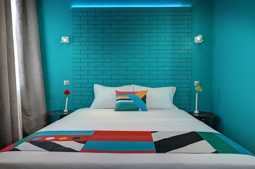 COLORS Central Ladadika