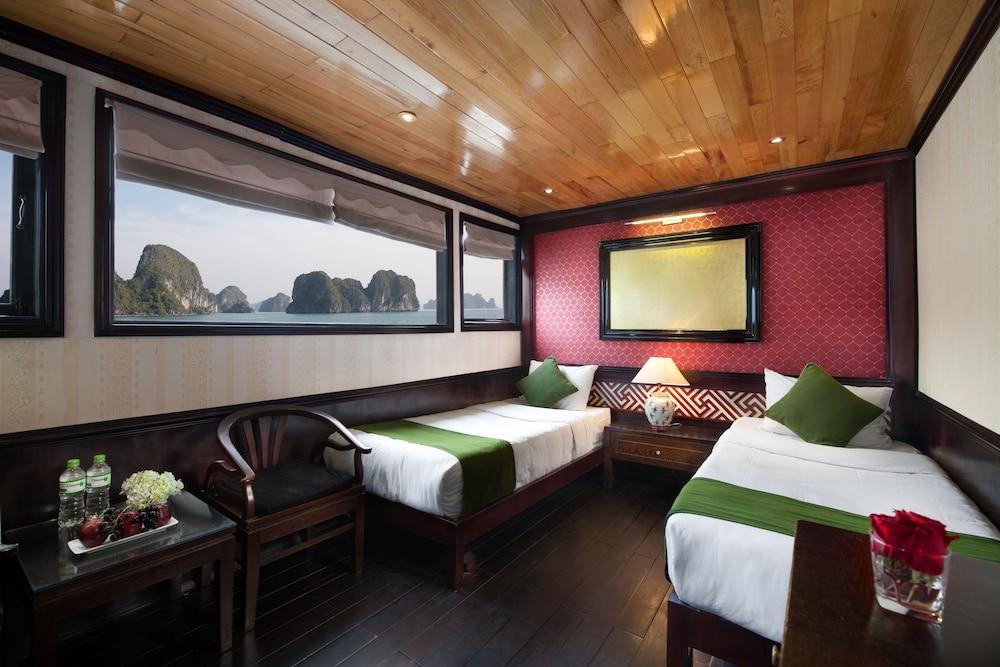 Garden Bay Premium Cruise