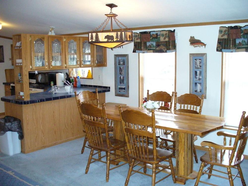 Yellowstone Mountain Cabins