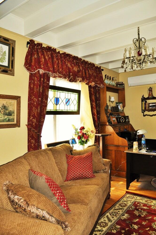 Victorian Inn & Carriage House