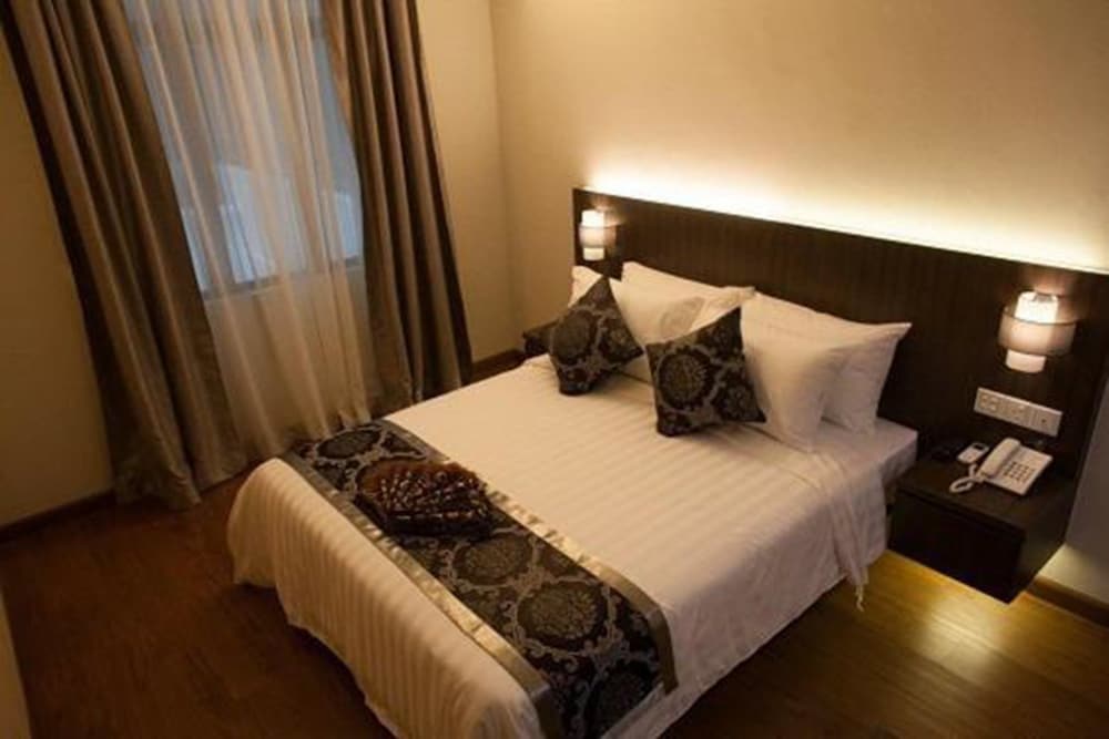 Holiday Villa Hotel & Suites