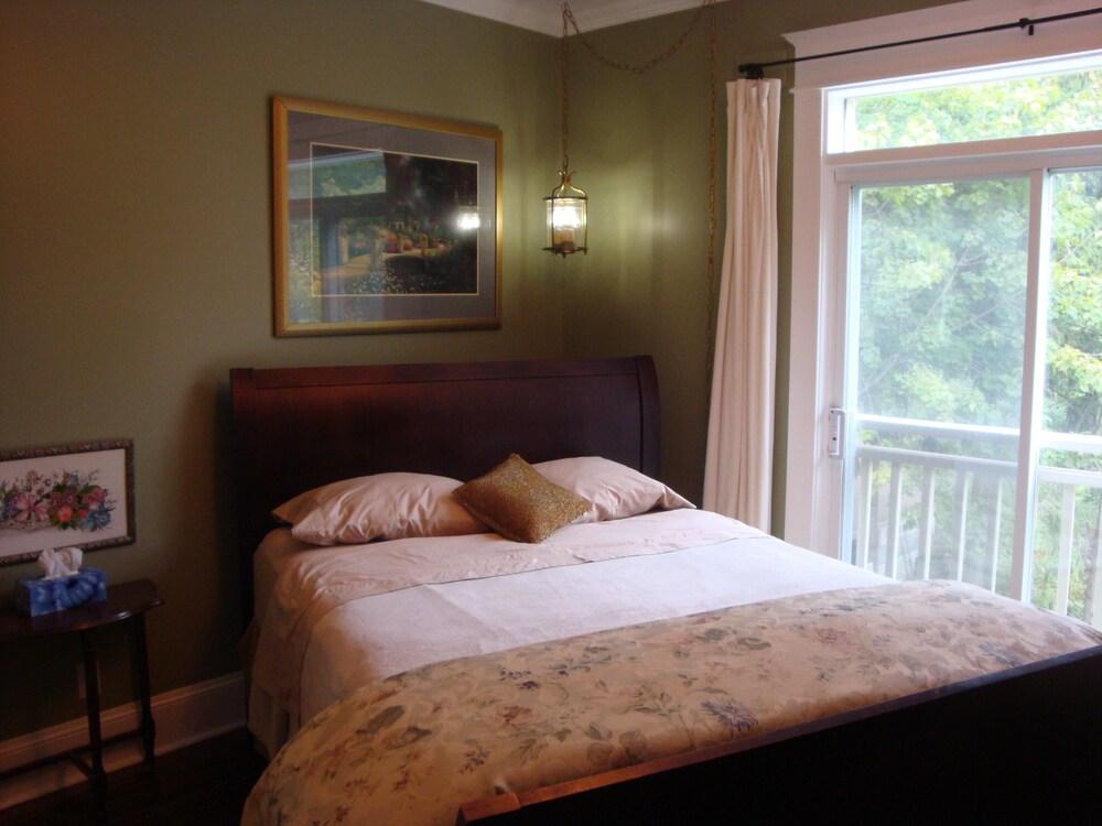 DownHome Bed & Breakfast