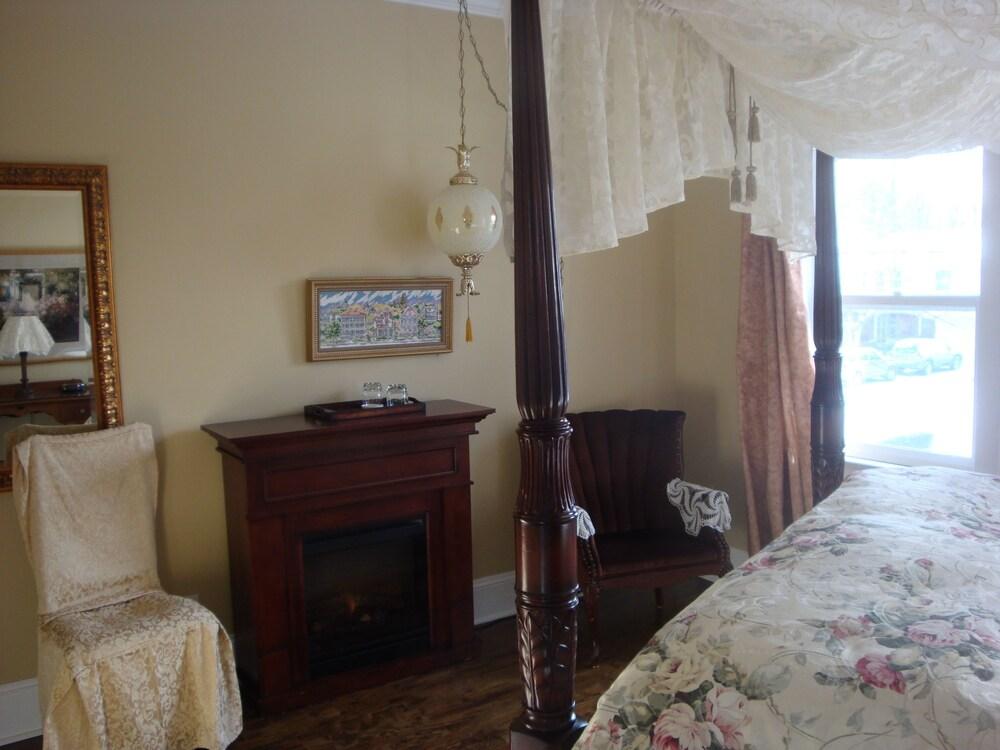 DownHome Bed & Breakfast