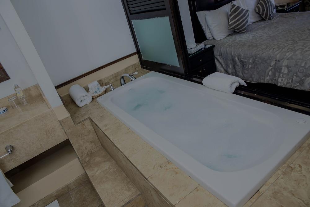 La Posada Hotel & Beach Club