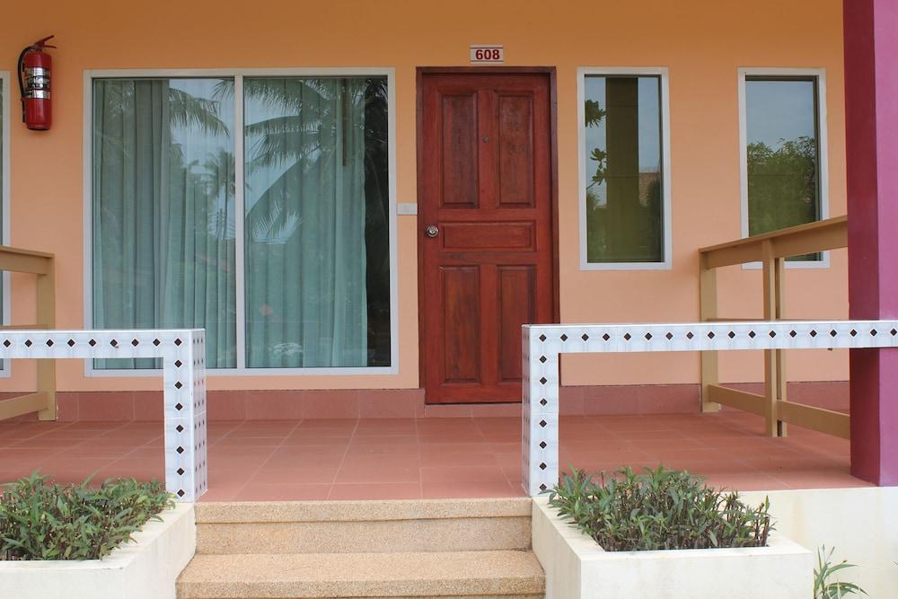 D.R. Lanta Bay Resort