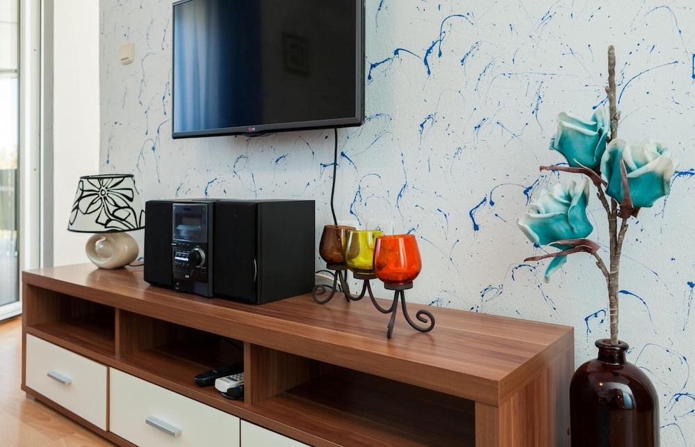 A4 - Modern apt w. Terrace, 3 min Walk to Beach