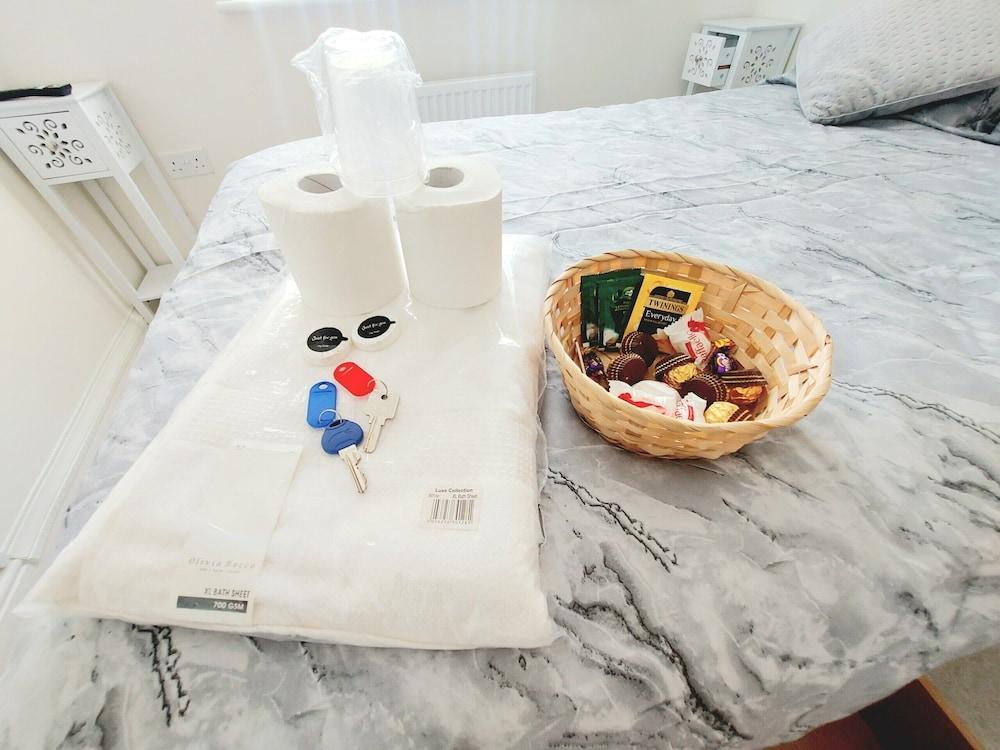 Room in Guest Room - Double Room, Full Kitchen, Smart TV, Shared Bathroom in 3-bed Home