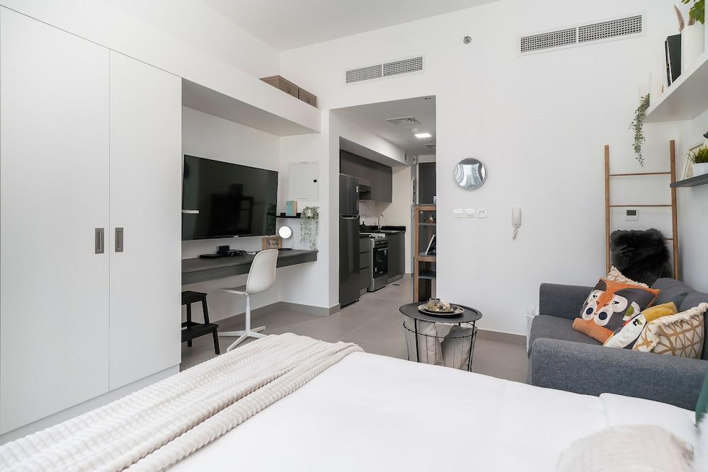 HiGuests - Bella Rose