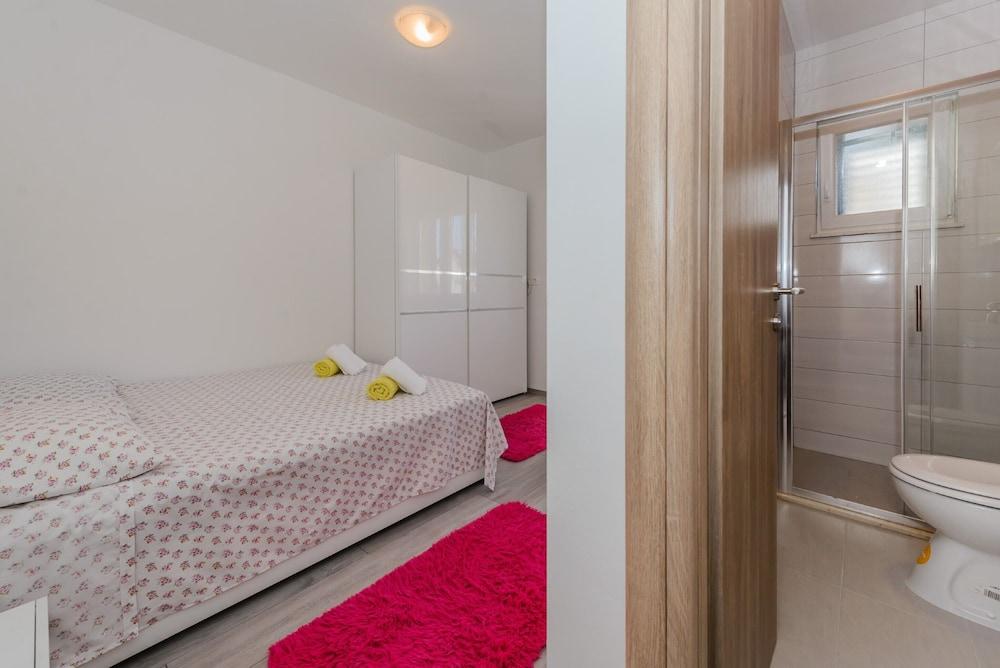 Spacious apt With Lodge Just 40m From the Beach