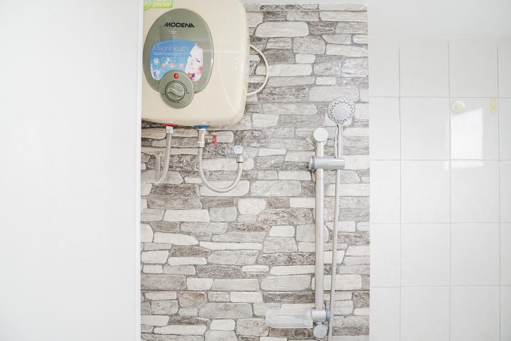 Roomy Studio Room Bintaro Park View Apartment