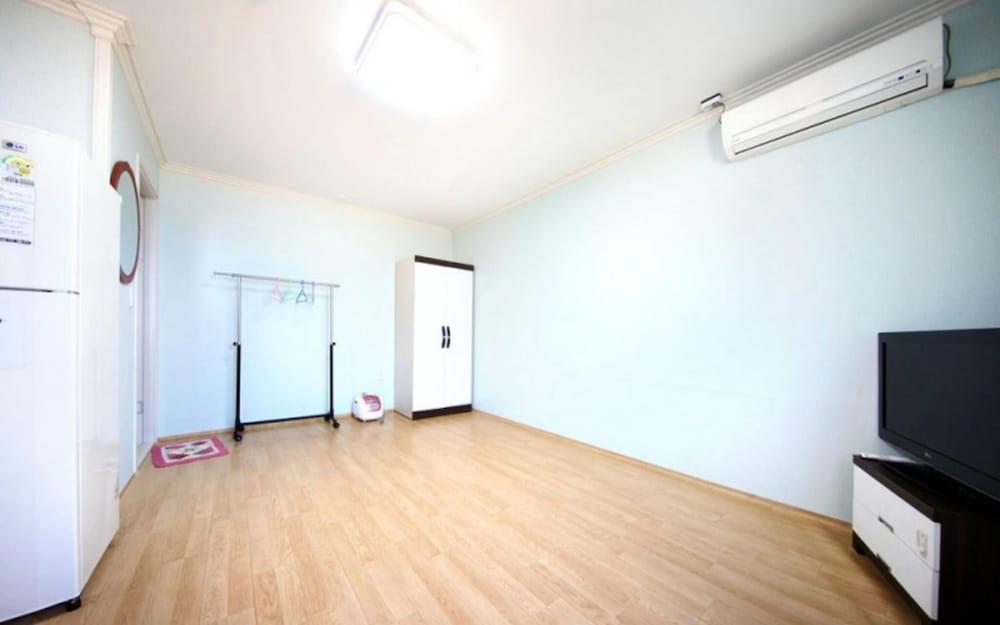 Yeosu Ando Namjjokbada Pension