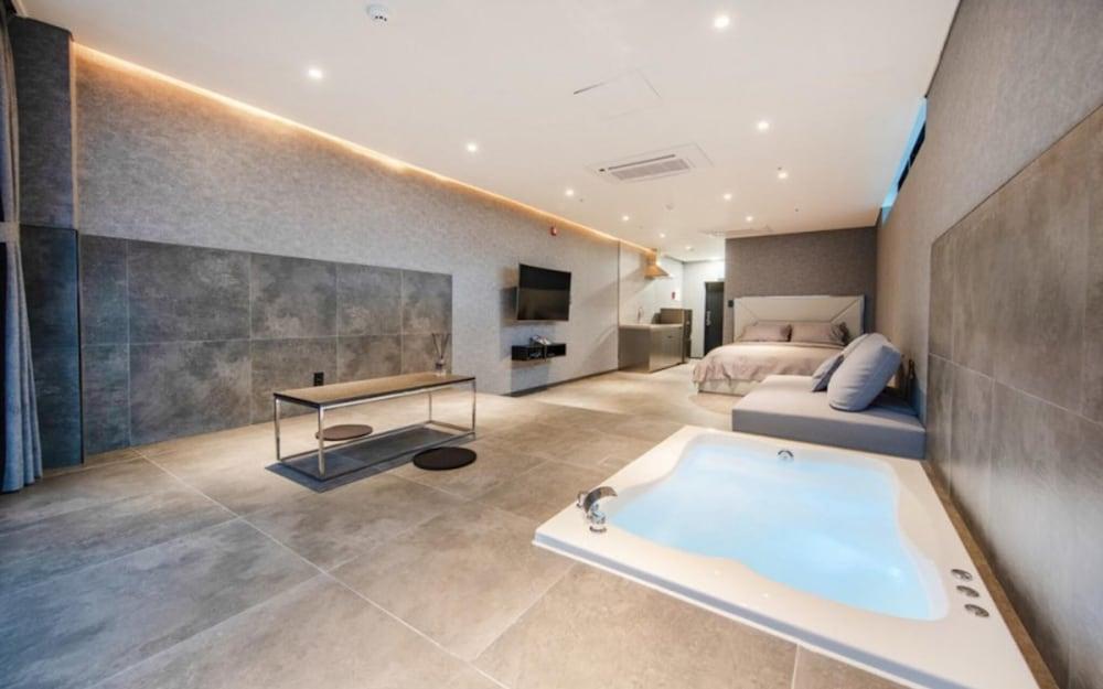 Sokcho W Spa Pool Villa Building A