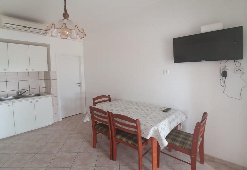 Beachfront Apartment Gaj 12