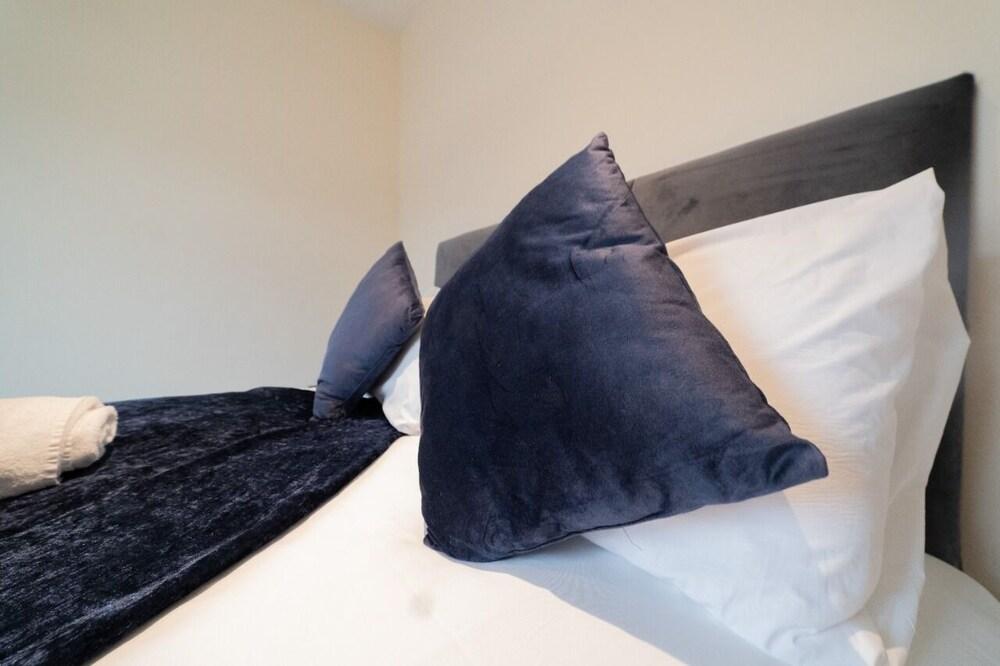 3 Bed Apt Beach View Brighton by Opulent