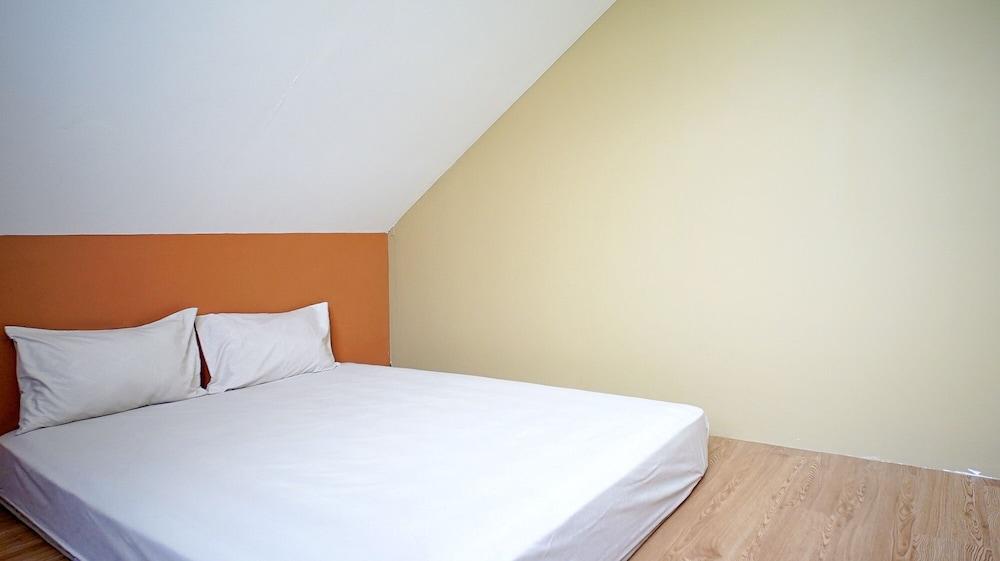 Villa Lisandsa by Ruang Nyaman