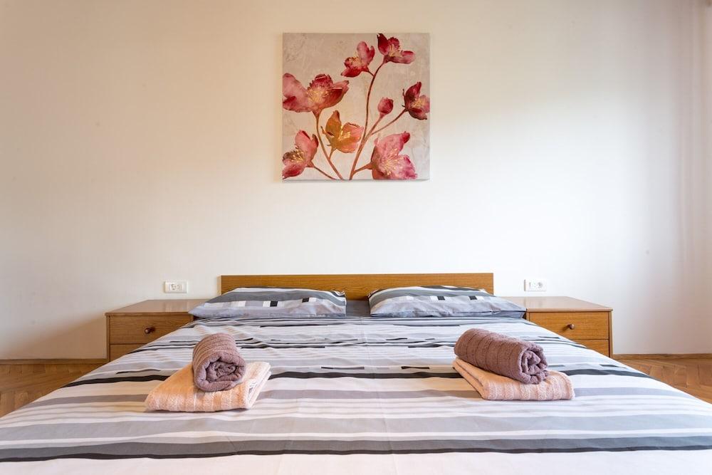 Large 150 m2 apt With Pool and 500 m2 Garden