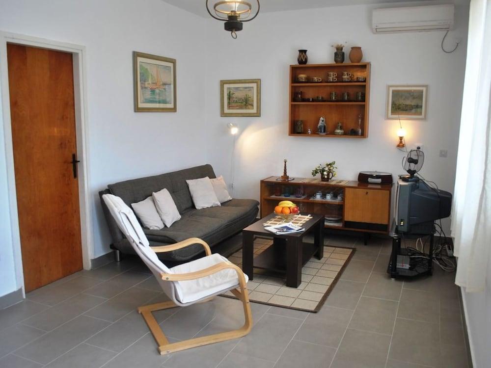 Nice 2-bedroom Private House, 50 m Beach, Sutivan