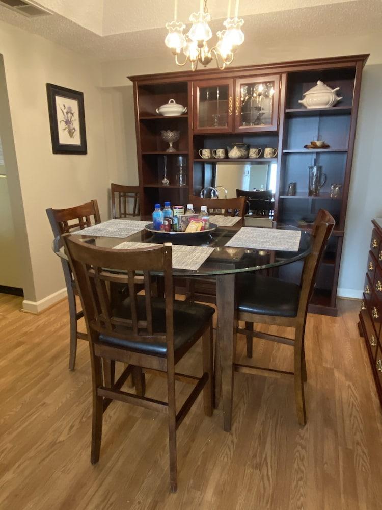 Romantic Getaway 2 Bedroom Condo by Redawning