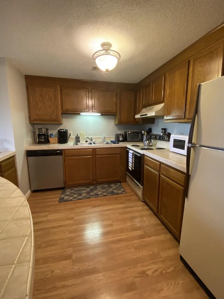 Romantic Getaway 2 Bedroom Condo by Redawning