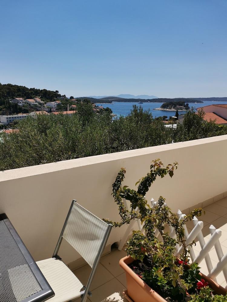 Charming sea View Apartment in Hvar