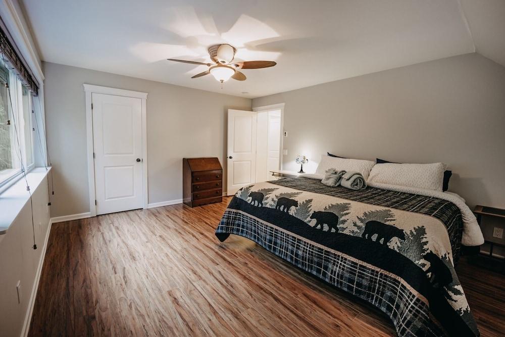 22mbr - Wi-fi - Fireplace - Pets Ok - Sleeps 8 4 Bedroom Cabin by Redawning