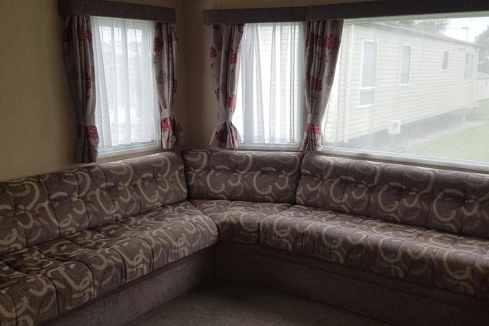 2br-pool-garden-parking-wifi-sleeps6