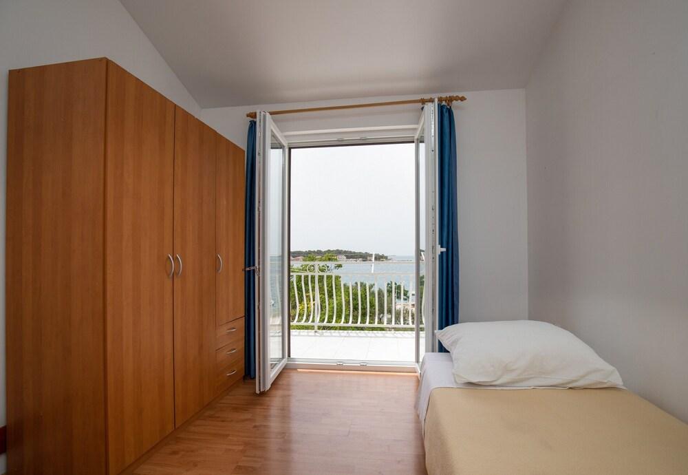 Beachfront Apartment Gaj 8