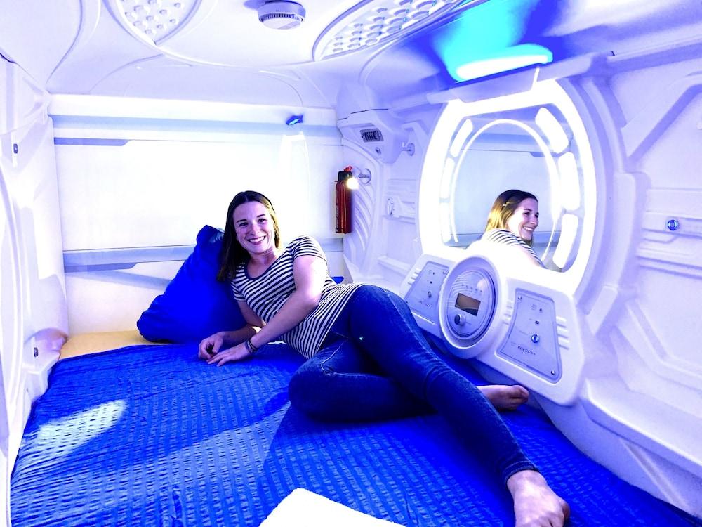 Space Night - Hostel