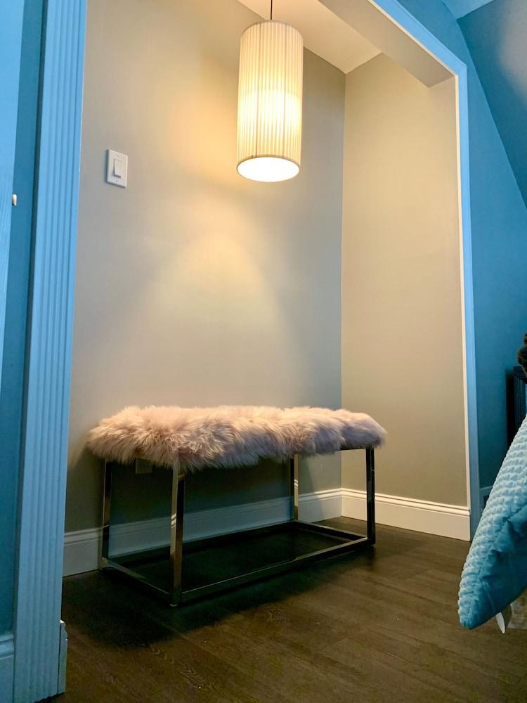 The Oakwood Cottage - With Yard & Parking