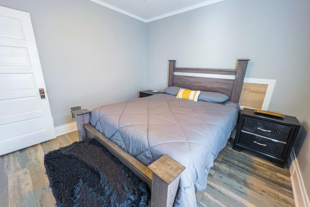 The LaSalle- With Private Yard & Parking