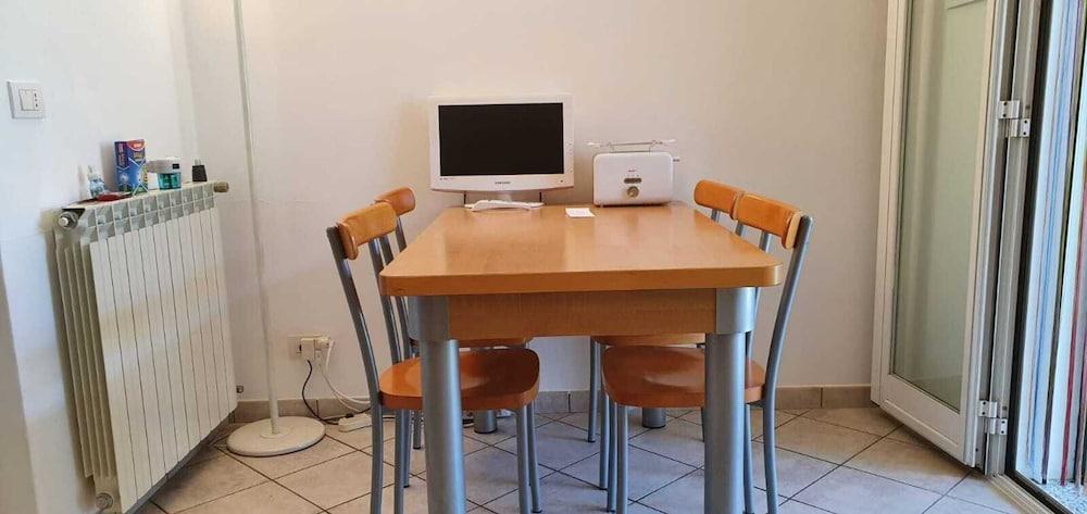 1 Bed Flat - Sleeps 2 - Parking - Wifi