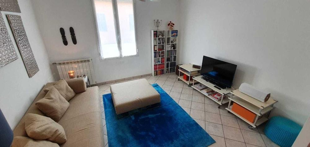1 Bed Flat - Sleeps 2 - Parking - Wifi