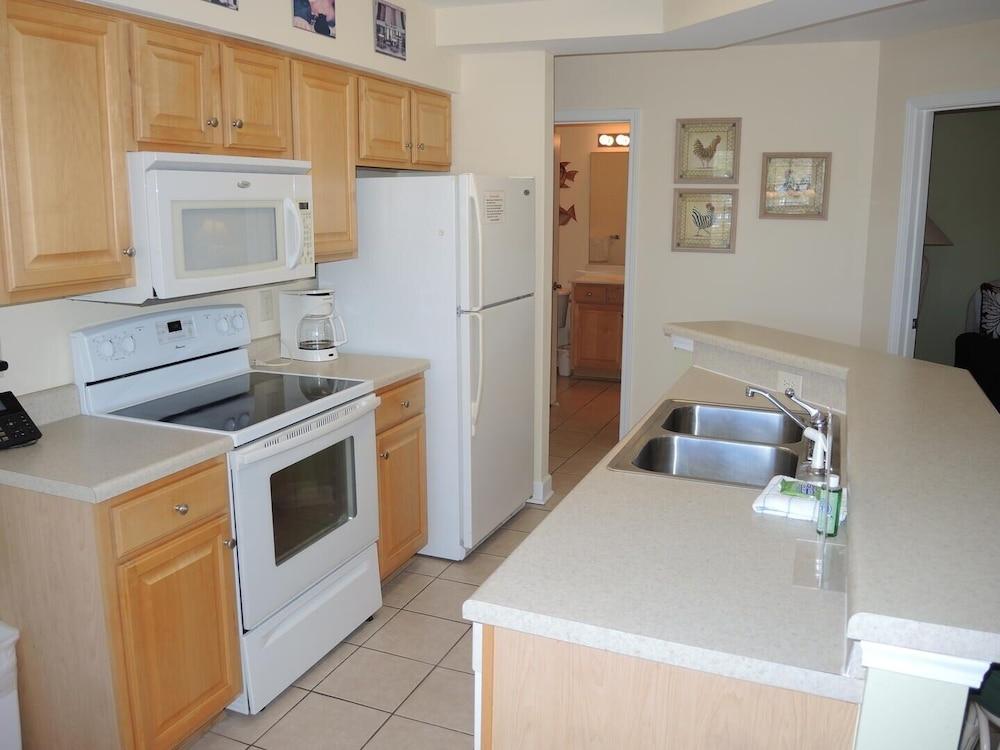 2109m 1 Bedroom Condo by RedAwning