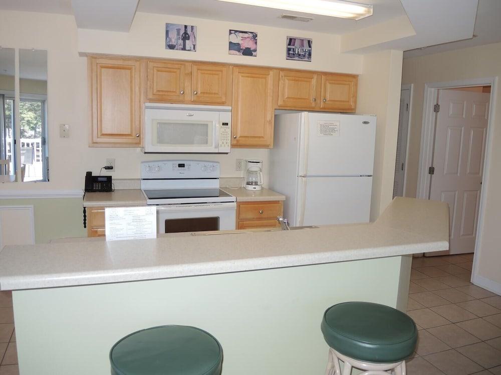 2109m 1 Bedroom Condo by RedAwning