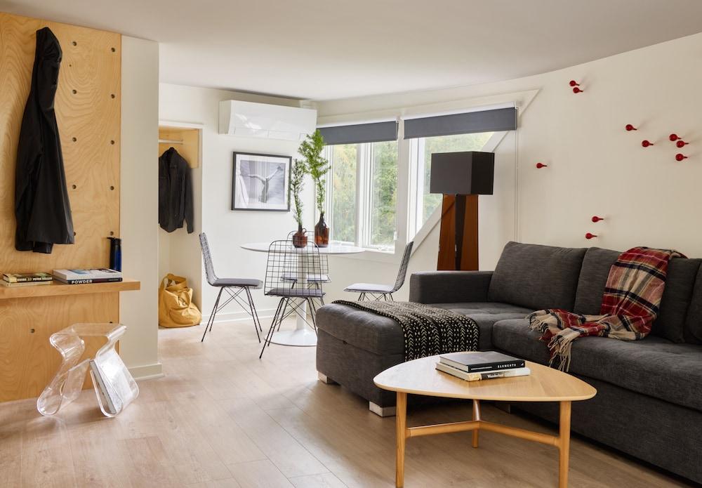 Tälta Lodge, A Bluebird by Lark