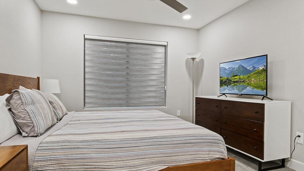 Luxury Paradise Valley Condo, Complete Remodel!