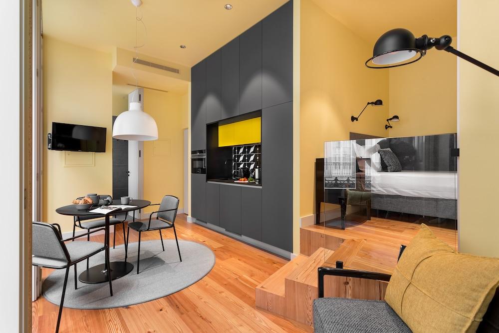 ALTIDO Modern Self Check-In Studio in Porto