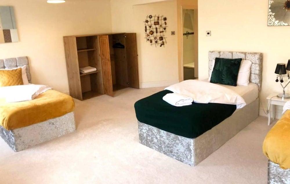 Spacious 3BR Home in Bedford for Big Groups