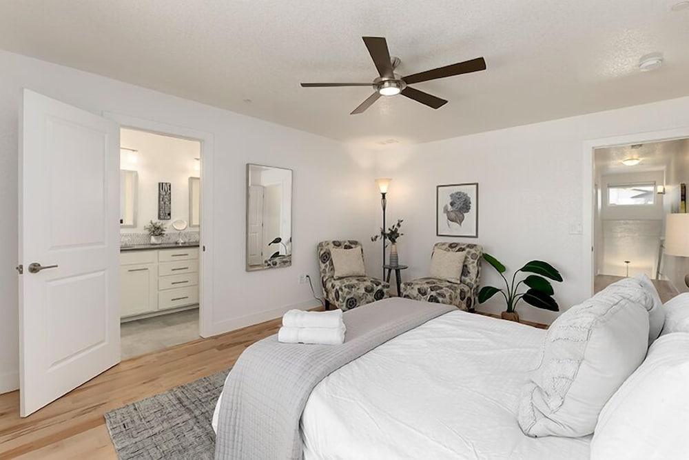 Gorgeous Townhome steps from the Brewery District!