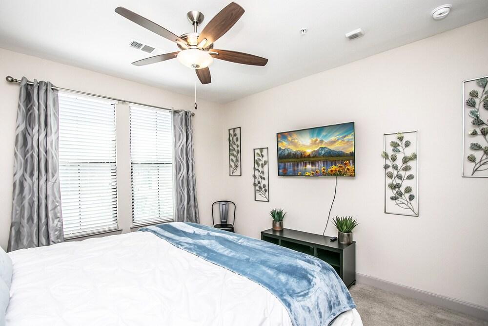 Rooftop Pool, Views, Close to Shops & Dining 1131