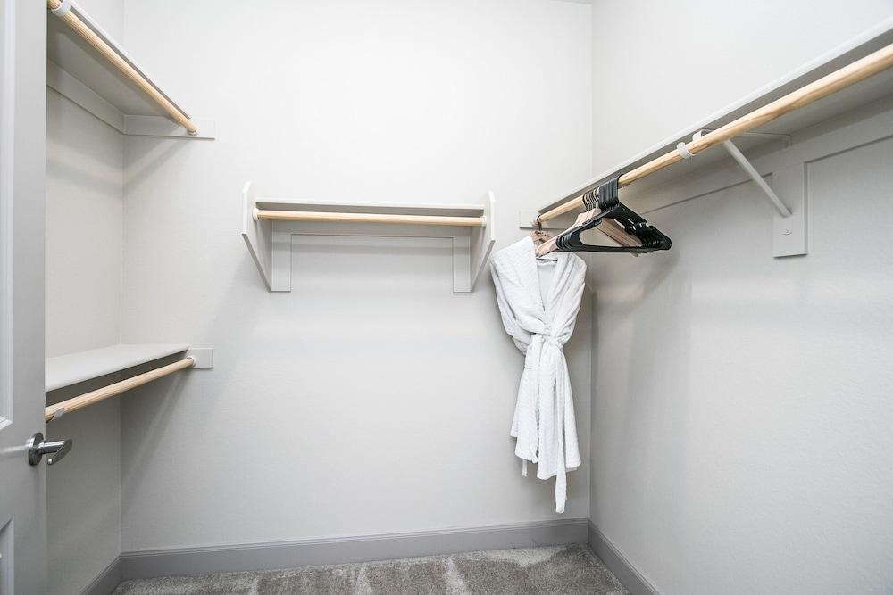 Rooftop Pool, Views, Close to Shops & Dining 1131